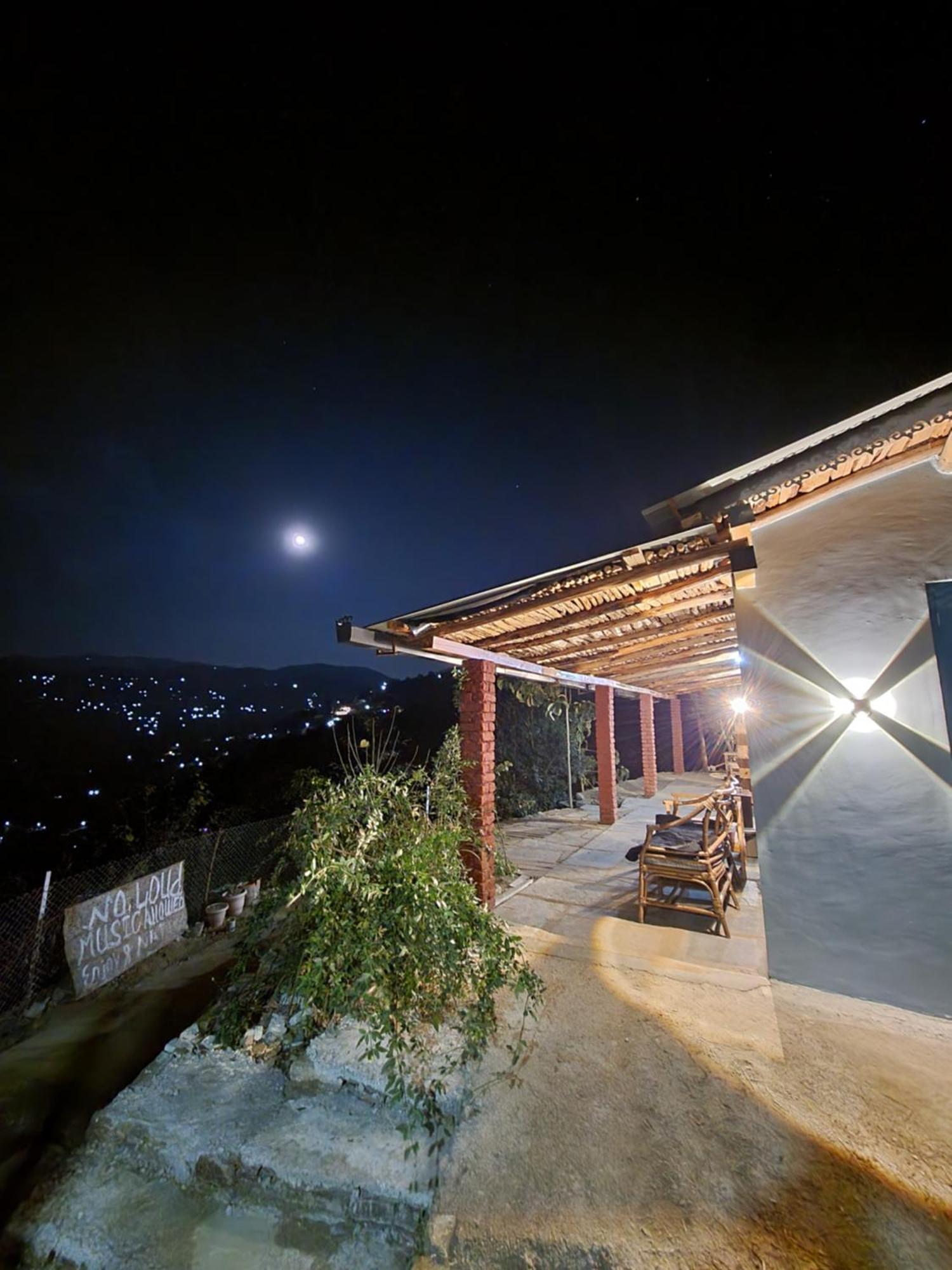 אלמורה Zenoaks Homestay מראה חיצוני תמונה