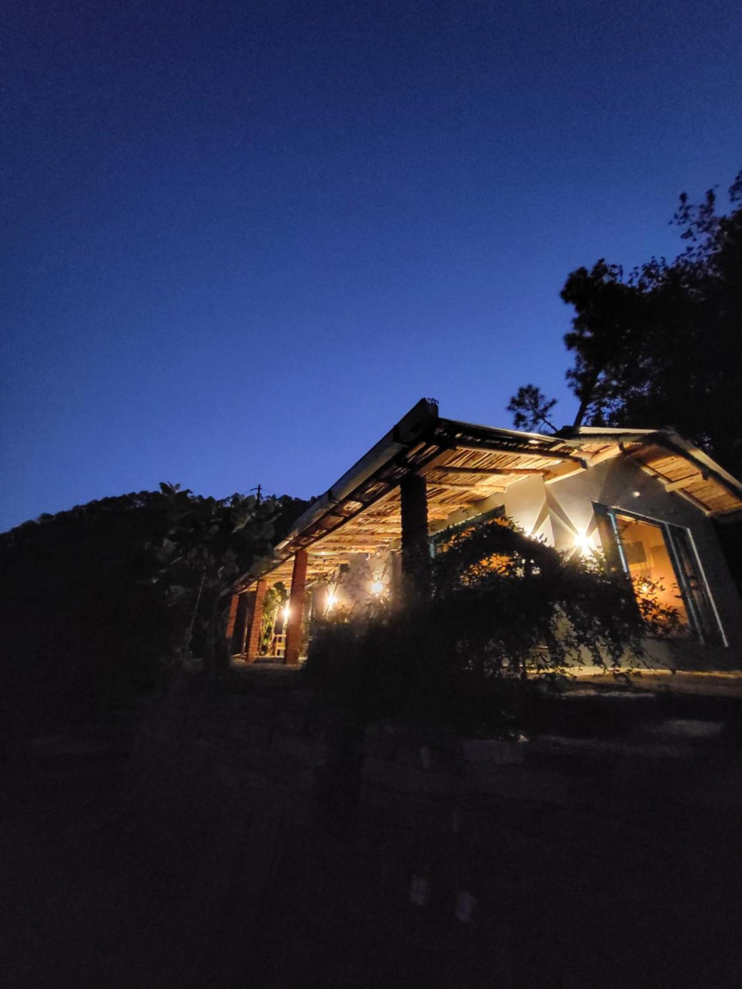 אלמורה Zenoaks Homestay מראה חיצוני תמונה
