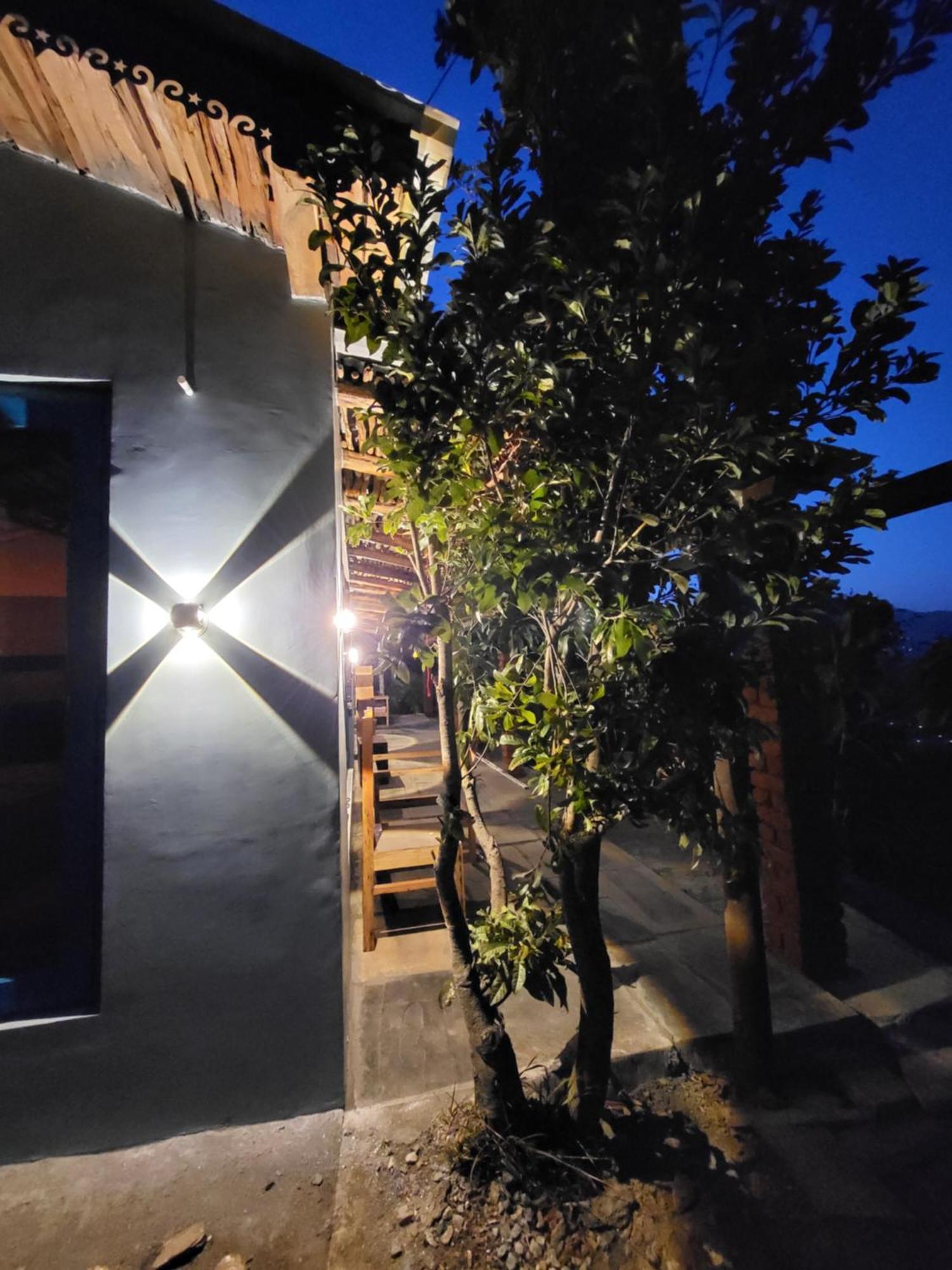 אלמורה Zenoaks Homestay מראה חיצוני תמונה