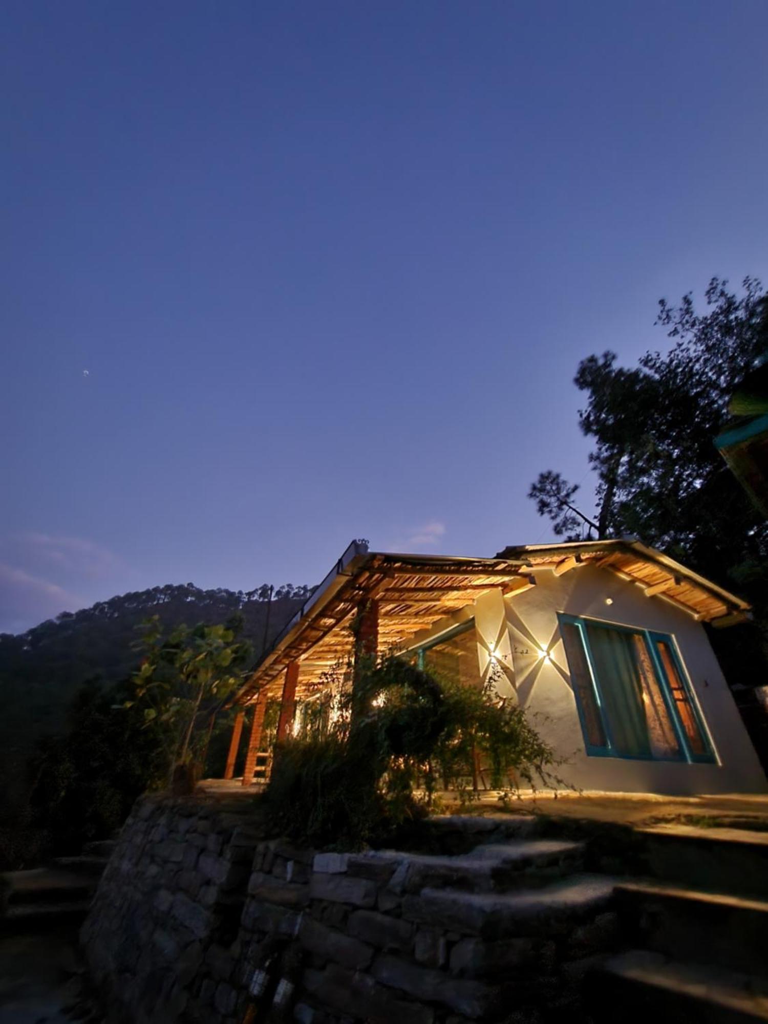 אלמורה Zenoaks Homestay מראה חיצוני תמונה