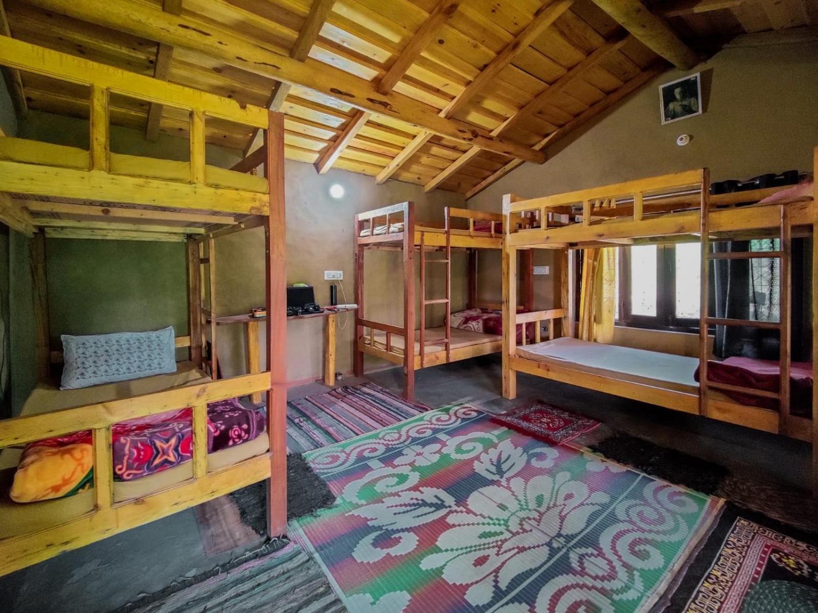 אלמורה Zenoaks Homestay חדר תמונה